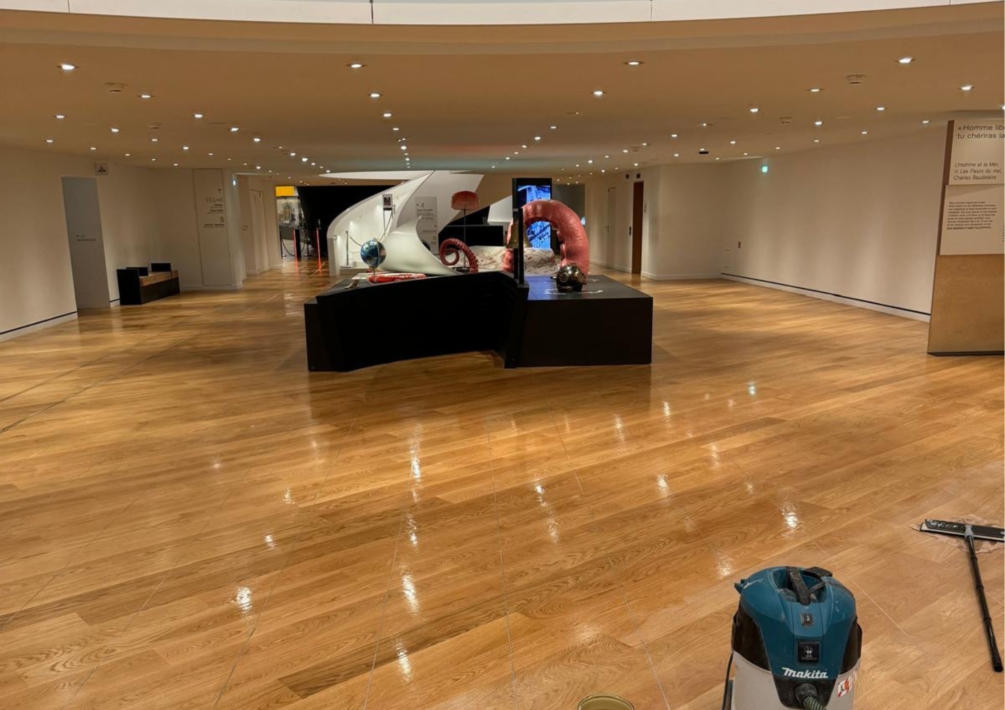 Rénovation de parquet dans un espace professionnel